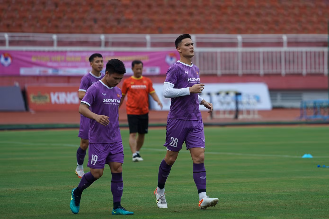 Adriano Schmidt là cầu thủ Việt kiều (có tên là Bùi Đức Duy) được HLV Park Hang-seo gọi lên đội tuyển trong đợt hội quân lần này. Ông đánh giá cao về sự hòa nhập của hậu vệ câu lạc bộ Bình Định. Adriano Schmidt là cầu thủ Việt kiều (có tên là Bùi Đức Duy) được HLV Park Hang-seo gọi lên đội tuyển trong đợt hội quân lần này. Ông đánh giá cao về sự hòa nhập của hậu vệ câu lạc bộ Bình Định.