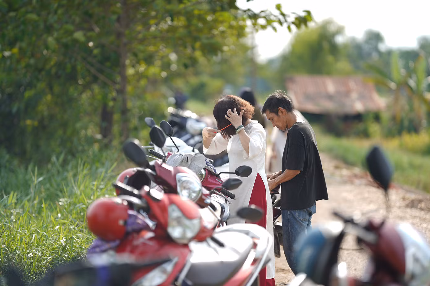 Ở TPHCM, giữa hàng triệu bóng cây, một cây phượng nở rộ, đơn lẻ, lại có khung cảnh hoang sơ, tĩnh lặng như thế này rất hiếm. Anh Nguyễn Vũ Khánh (nhiếp ảnh gia tự do) cho biết: “Tôi đã chụp nhiều nơi, nhưng không gian ở đây mang lại cảm giác hoài niệm đặc biệt. Ánh nắng chiều xuyên qua tán lá, màu hoa đỏ nổi bật giữa bầu trời xanh, tất cả tạo nên bức tranh mùa hè rất nên thơ” Ở TPHCM, giữa hàng triệu bóng cây, một cây phượng nở rộ, đơn lẻ, lại có khung cảnh hoang sơ, tĩnh lặng như thế này rất hiếm. Anh Nguyễn Vũ Khánh (nhiếp ảnh gia tự do) cho biết: “Tôi đã chụp nhiều nơi, nhưng không gian ở đây mang lại cảm giác hoài niệm đặc biệt. Ánh nắng chiều xuyên qua tán lá, màu hoa đỏ nổi bật giữa bầu trời xanh, tất cả tạo nên bức tranh mùa hè rất nên thơ”