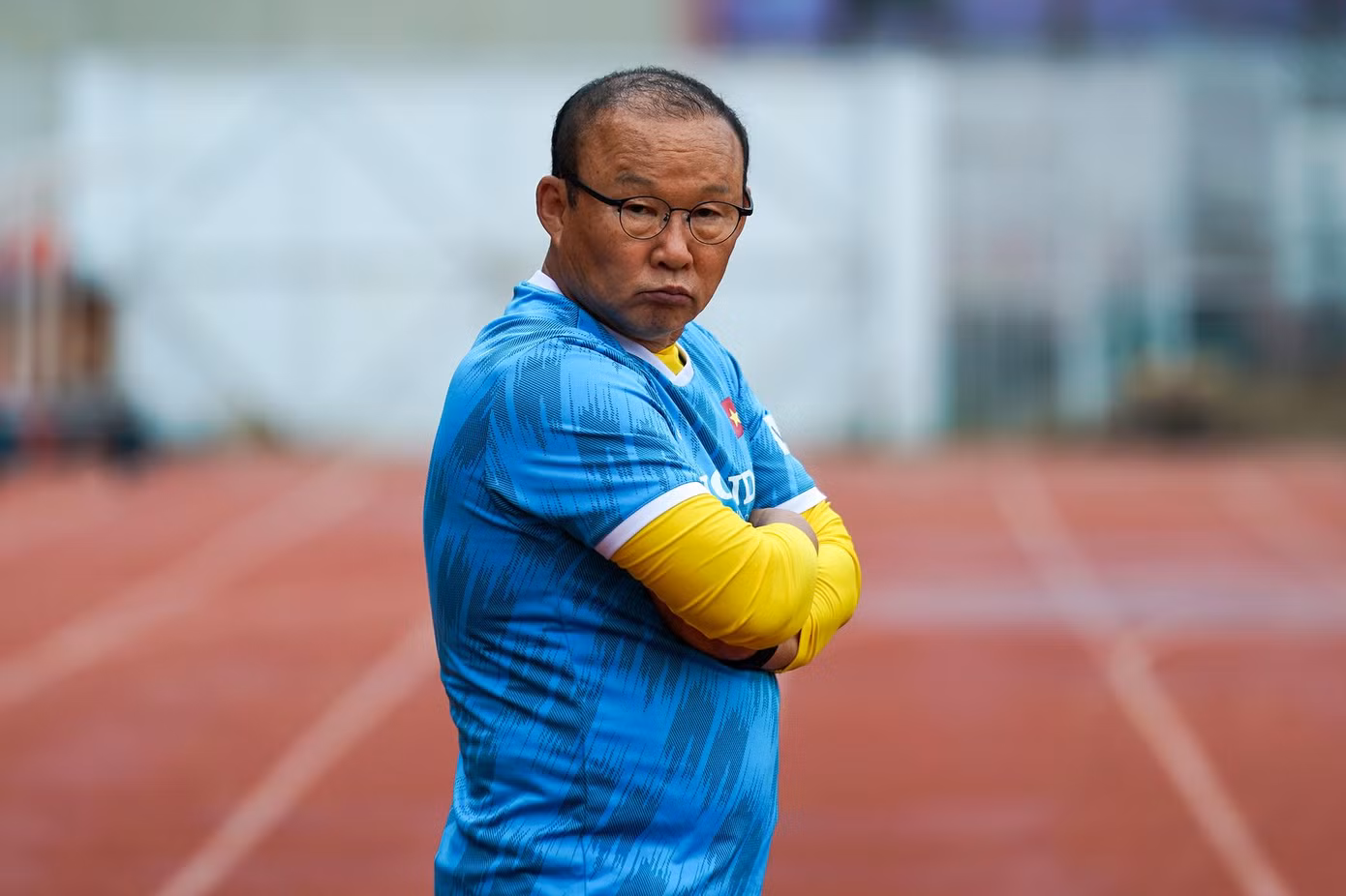 Và tuyệt đối không có cổ động viên trên khán đài. Ông Park quan sát khá kỹ quanh khu vực ghế ngồi. Và tuyệt đối không có cổ động viên trên khán đài. Ông Park quan sát khá kỹ quanh khu vực ghế ngồi.