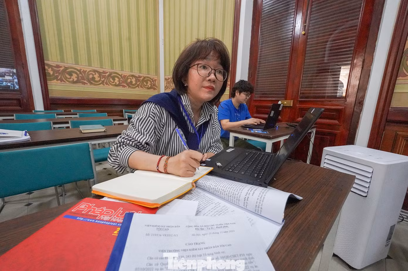 Phóng viên tác nghiệp được hỗ trợ máy tính, tự chuẩn bị giấy bút và không được mang điện thoại di động vào trong khu vực toà án.