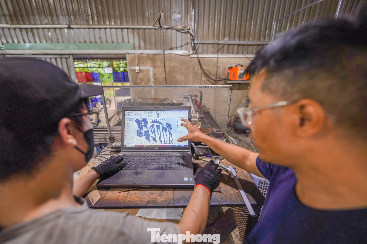 Ngày nay, xưởng của của anh Tuấn Anh được trang bị thêm các thiết bị công nghệ phục vụ cho việc chế tác. "Người chơi ngày nay cũng đòi hỏi cao hơn như điều khiểu cử động tay chân, chớp mắt, kể cả bằng giọng nói, phun khói, phun lửa… chính vì thế, tôi và anh em trong xưởng đầu tư tìm hiểu thêm về lập trình, CNC, kể cả máy bắn cát để vệ sinh linh kiện…", anh Tuấn Anh kể.