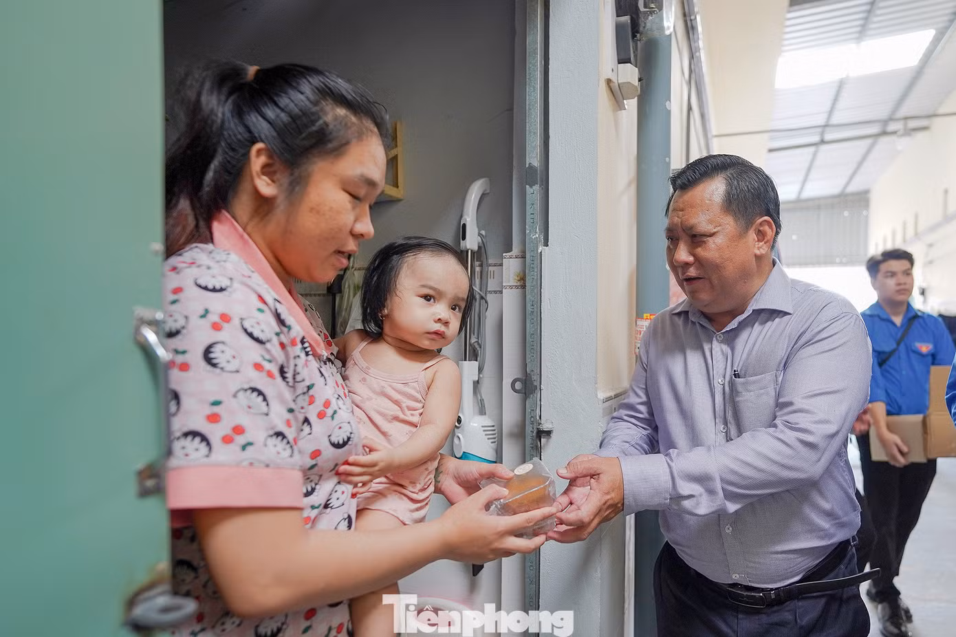 Chị Lê Thị Tâm (quê An Giang) vui mừng khi nhận bánh trung thu và quà từ ông Huỳnh Văn Sơn, Phó Chủ tịch UBND tỉnh Long An trao tặng.