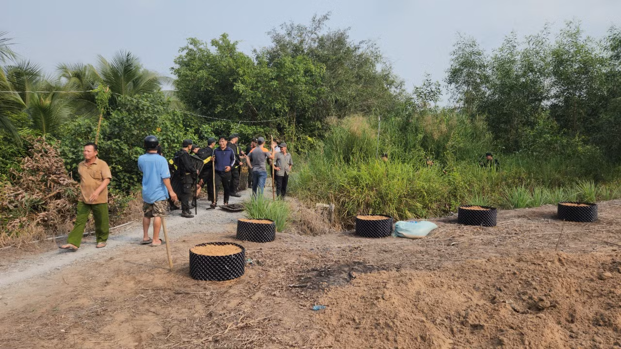 Người dân tham gia cung cấp thông cho các lực lượng tìm kiếm nghi phạm giết người.