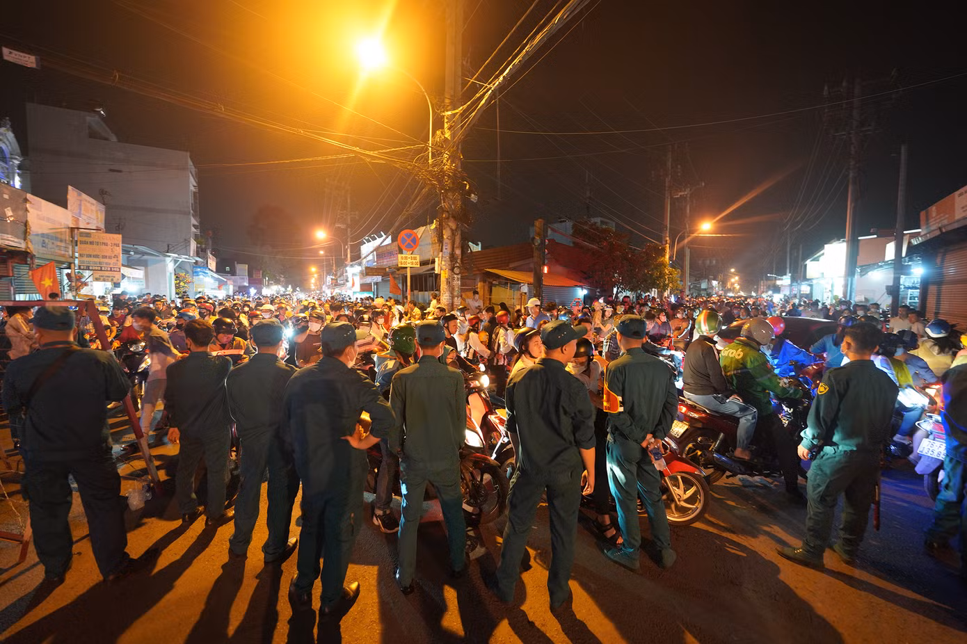 Vòng ngoài, dòng phương tiện gần như "chôn chân", cách Khu di tích lịch sử Ngã Ba Giồng chưa đầy 30m. Trong ảnh, lực lượng dân quân tự vệ điều phối, phong toả góc ngã tư Phan Văn Hớn- Dương Công Khi. Góc bên trái hướng về ngã tư An Sương, góc bên phải hướng về huyện Bình Chánh gần như không thể di chuyển. Vòng ngoài, dòng phương tiện gần như "chôn chân", cách Khu di tích lịch sử Ngã Ba Giồng chưa đầy 30m. Trong ảnh, lực lượng dân quân tự vệ điều phối, phong toả góc ngã tư Phan Văn Hớn- Dương Công Khi. Góc bên trái hướng về ngã tư An Sương, góc bên phải hướng về huyện Bình Chánh gần như không thể di chuyển.