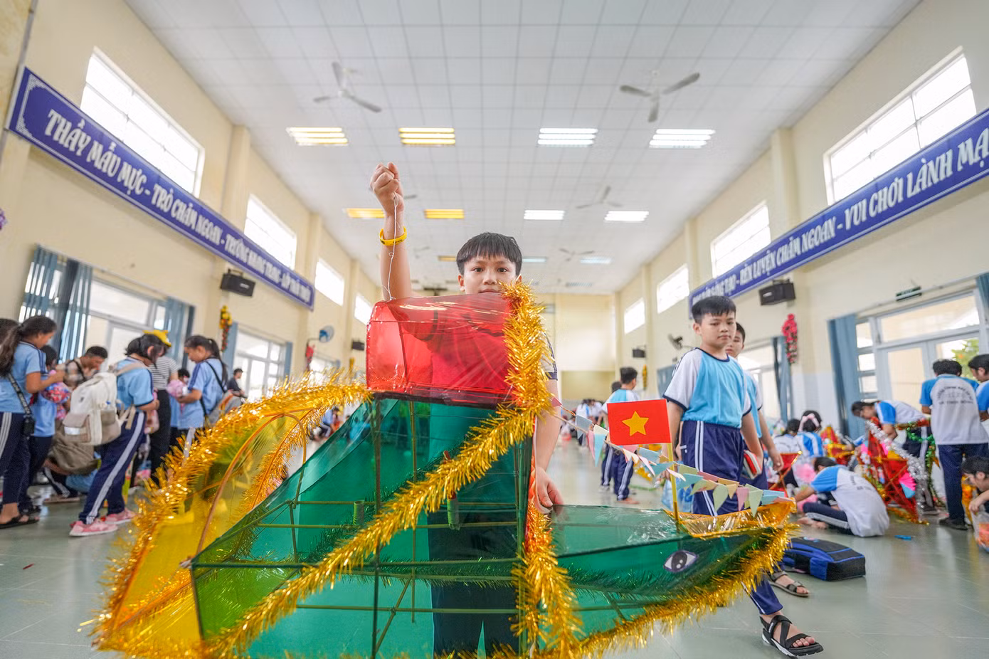 Nhóm các bé của Trường tiểu học Long Thạnh với chiếc đèn lồng hình chiếc thuyền Nghinh Ông. Nhóm các bé của Trường tiểu học Long Thạnh với chiếc đèn lồng hình chiếc thuyền Nghinh Ông.