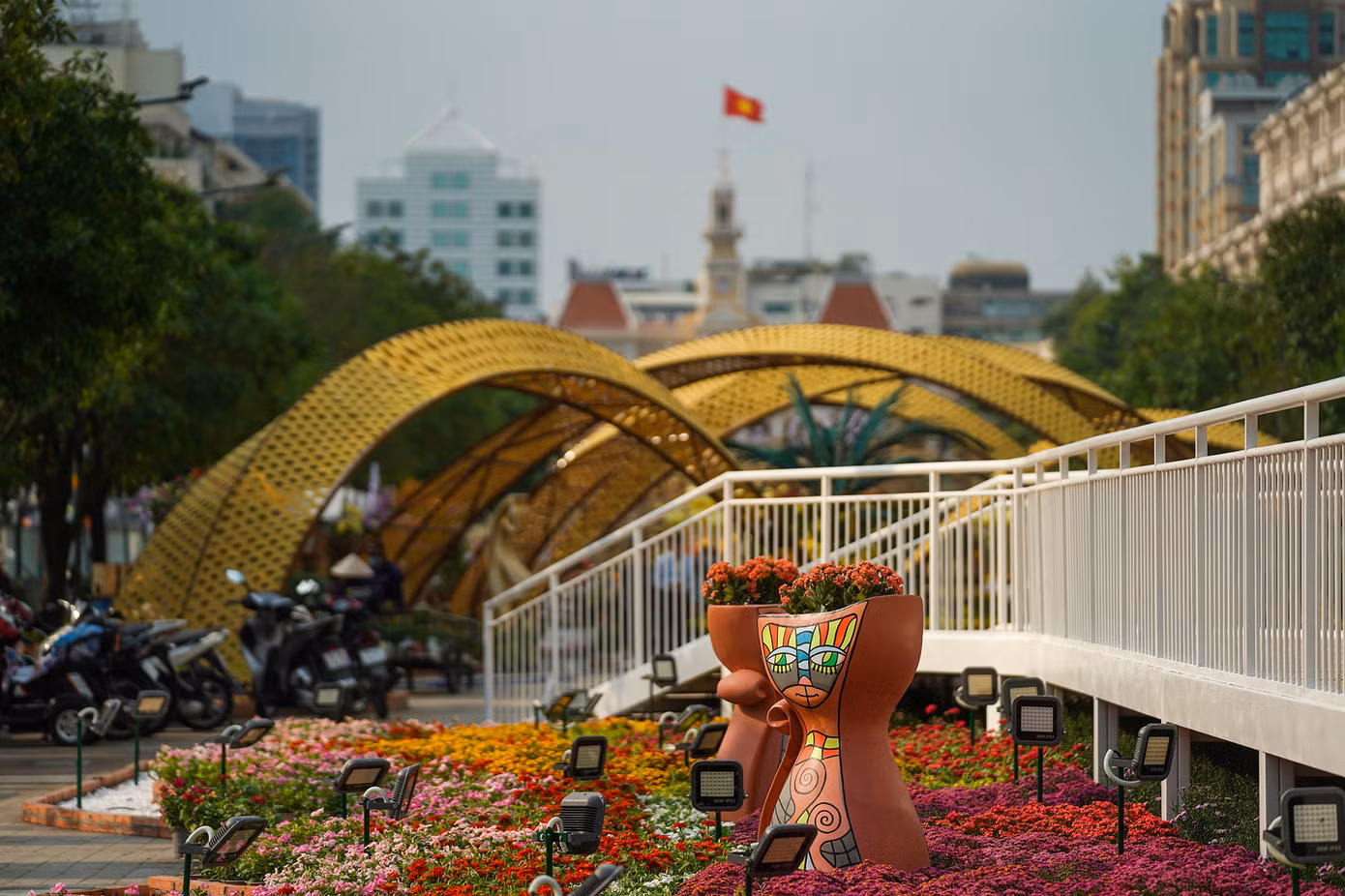 Mây tre trở thành vật liệu chủ đạo trong trang trí phối hợp cùng sắt, nguyên vật liệu không thể thiếu trong việc tạo kết cấu, tạo khung sườn, phân thành đa tầng cao độ, trải dài hơn 600 m toàn trục Đường hoa Nguyễn Huệ Tết 2023. Nhiều năm nay, việc tăng cường sử dụng các chất liệu thân thiện môi trường đã trở thành một trong các tiêu chí bắt buộc trong thiết kế và xây dựng Đường hoa Nguyễn Huệ.