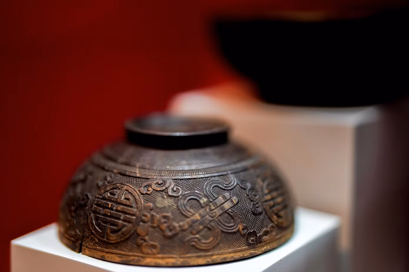 Triển lãm về đồ gỗ thời Nguyễn là một trong các trưng bày hiếm hoi không chỉ của Bảo tàng Lịch sử TPHCM, mà còn đối với mọi bảo tàng ở Việt Nam cũng như trong khu vực. Bởi tính chất không bền bỉ, hay bị mối mọt và nguy cơ hỏa hoạn tàn phá nên nhiều tác phẩm gỗ cổ xưa không còn tồn tại hoặc ít giữ được vẻ nguyên vẹn, hoàn hảo.