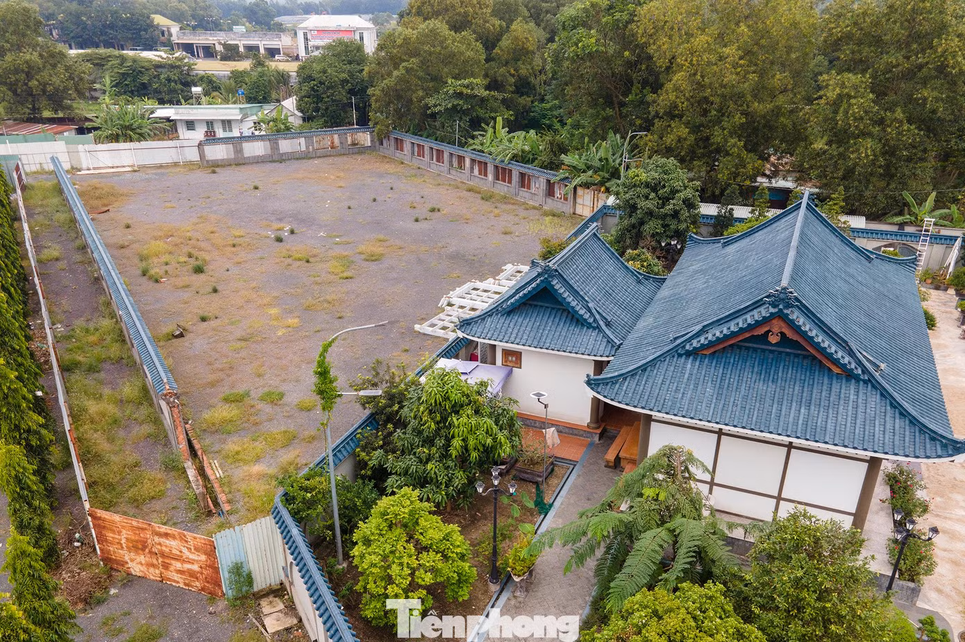 Khu đất này bao gồm 2 thửa đất. Thửa thứ nhất có diện tích gần 4,3 nghìn m2 đã được dựng hoàn chỉnh và đặt cây cảnh; liền kề thửa đất thứ nhất là thửa đất thứ 2 có diện tích trên 2,1 nghìn m2 được che chắn khá kín đáo với hàng tôn quây kín bên ngoài che chắn bức tường rào đang xây bên trong. Cả 2 thửa đất này đều do bà L.T.B.N vợ ông Thành đứng tên giấy chứng nhận quyền sử dụng đất.