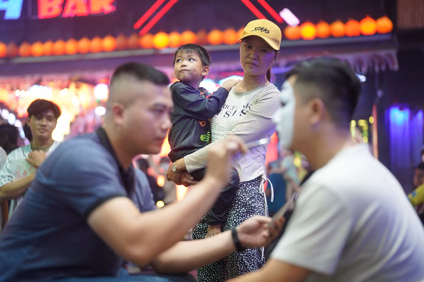 Hai mẹ con bé Nhân (4 tuổi, Quận 1) đứng đợi khá lâu để đến lượt. Nhóm hoạ sĩ bày mẫu mặt trước phòng tranh 101, Bùi Viện để phục vụ những người có nhu cầu. Theo mẹ bé Nhân, năm nay là năm đầu tiên bé tham gia lễ hội và khá thích với mẫu tự chọn.
