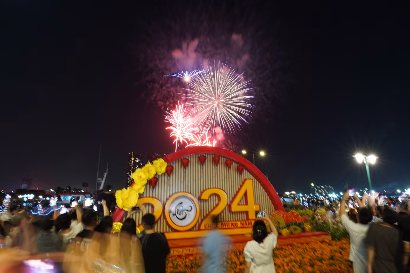 Đúng 0h, pháo hoa chào năm 2024 rực sáng bầu trời TPHCM.