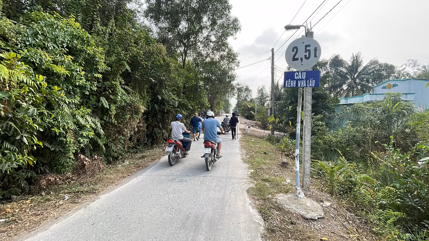 Lực lượng cảnh sát truy lùng nghi phạm tại khu vực vành đai của khu rừng rộng hơn 3 ha.