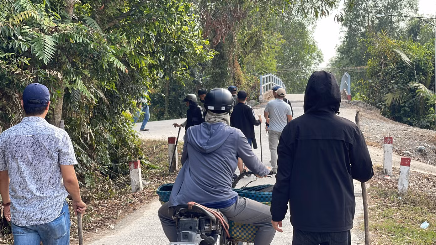 Người dân theo dõi sát sao công tác truy bắt nghi phạm và tự trang bị gậy gộc để phòng thân. Khu vực hung thủ tình nghi đang lẩn trốn là một cánh đồng rộng hàng trăm hecta, cây cối um tùm, rậm rạp và đặc biệt là dân cư thưa thớt, tương tự như địa bàn Tuấn "Khỉ" từng lẩn trốn sau khi gây án mạng nhiều năm trước.