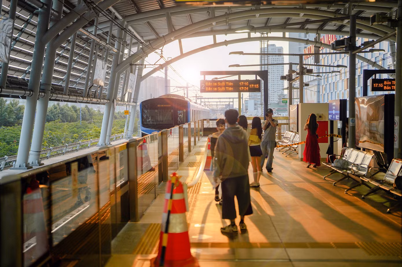 Chụp ảnh hoàng hôn cùng bối cảnh tàu metro Bến Thành - Suối Tiên đang được các bạn trẻ đua nhau "bắt trend". Chụp ảnh hoàng hôn cùng bối cảnh tàu metro Bến Thành - Suối Tiên đang được các bạn trẻ đua nhau "bắt trend".