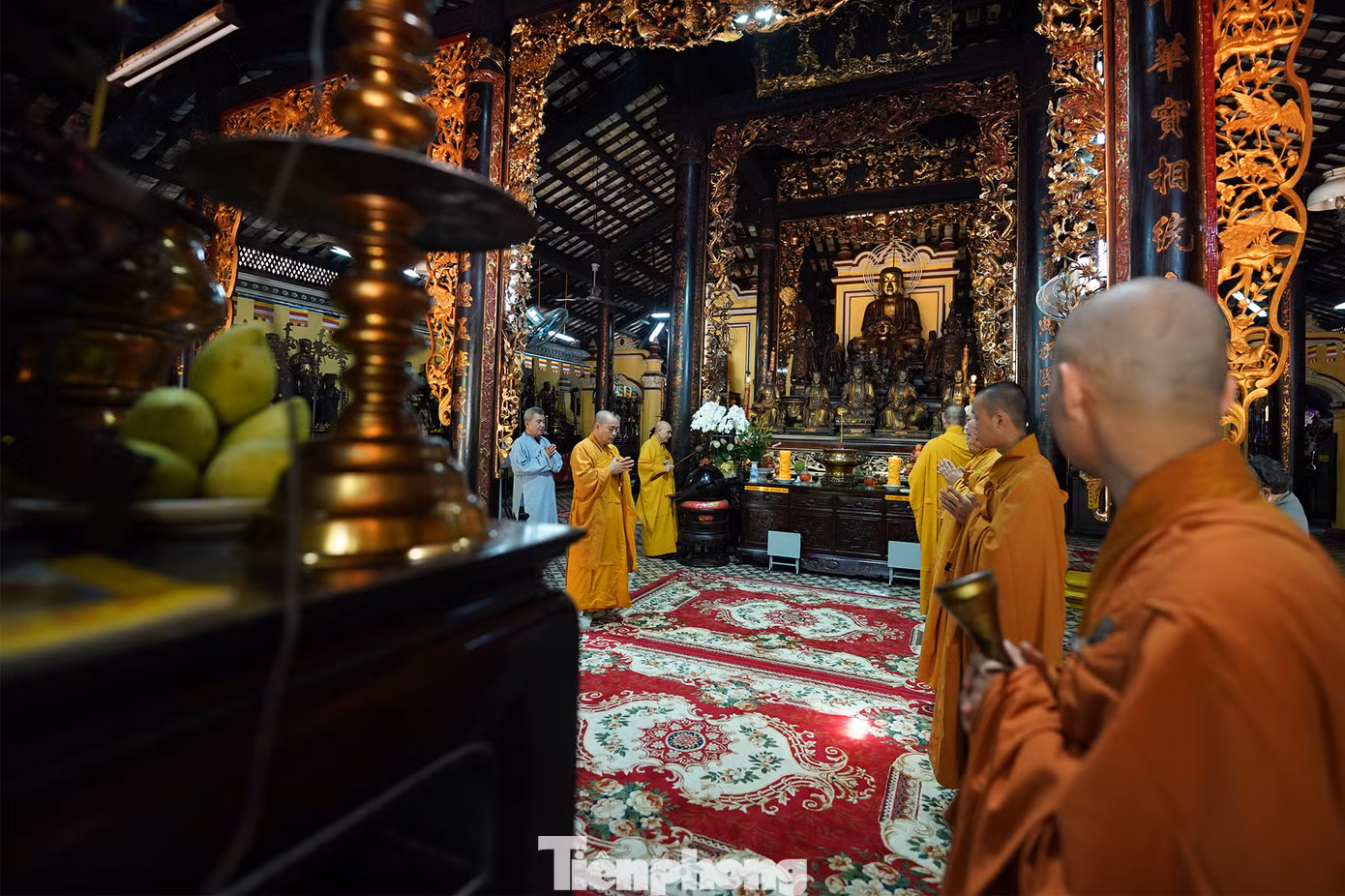 Trong chùa có 113 pho tượng cổ, chủ yếu là tượng gỗ, trong đó có 7 tượng đồng. Có nhiều tượng có giá trị như: Tượng Phật A-di-đà, Phật Thích-ca, Di-lặc Bồ-tát; Thế Chí Bồ-tát, Quan Thế Âm Bồ-tát, Địa Tạng Vương Bồ-tát, bộ tượng Cửu Long (đúc bằng đồng), bộ tượng mười tám vị La-hán, tượng Thập điện Diêm vương, tượng Tổ sư Đạt-ma, tượng Long Vương...