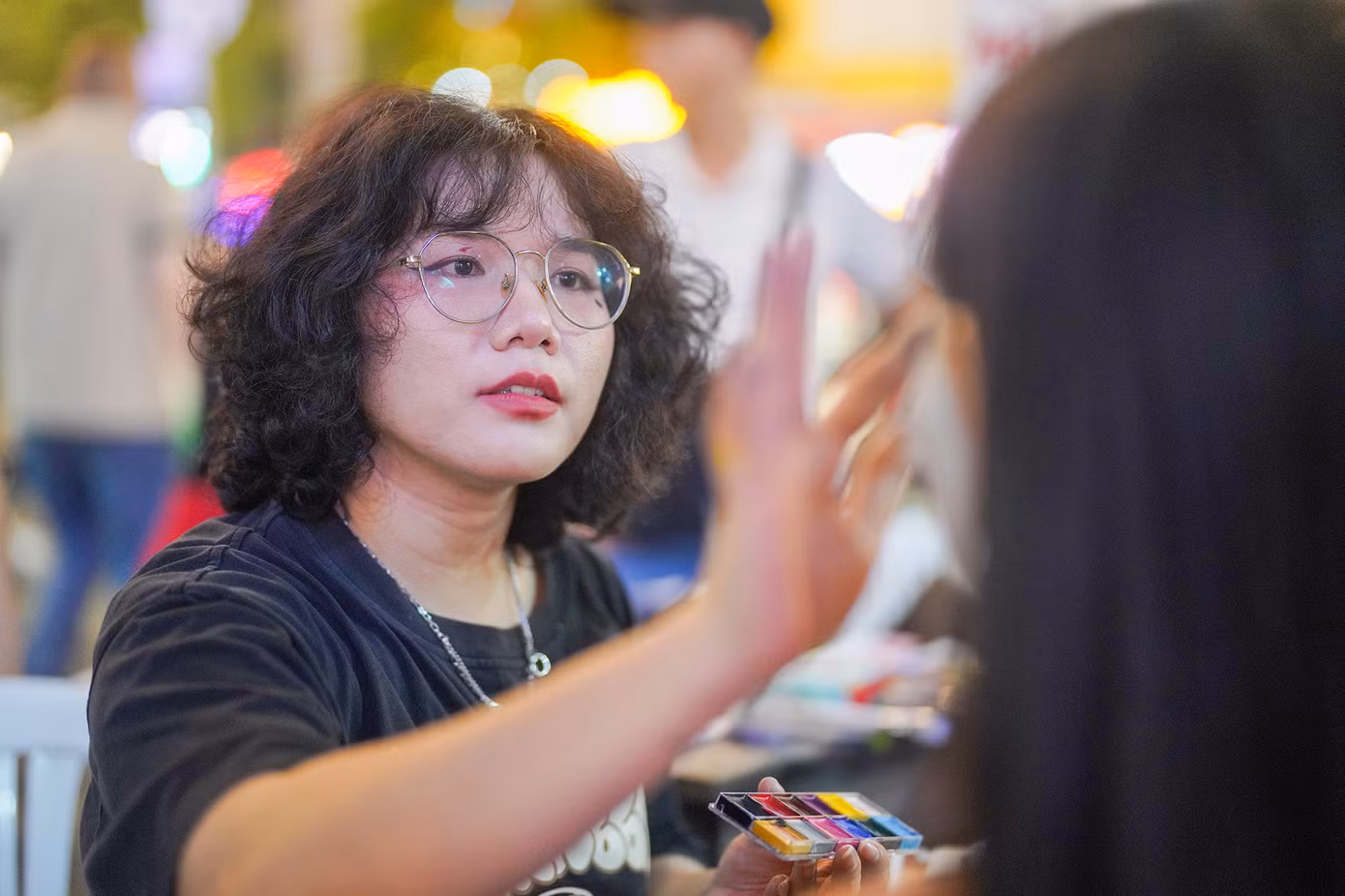 Hoạ sĩ trẻ Tăng Phú Hào cho biết càng về đêm càng đông. Công việc này của Hào có thể kết thúc trước nửa đêm. Nếu vẽ hết công suất, nhóm của Hào có thể thực hiện hơn 100 khách.