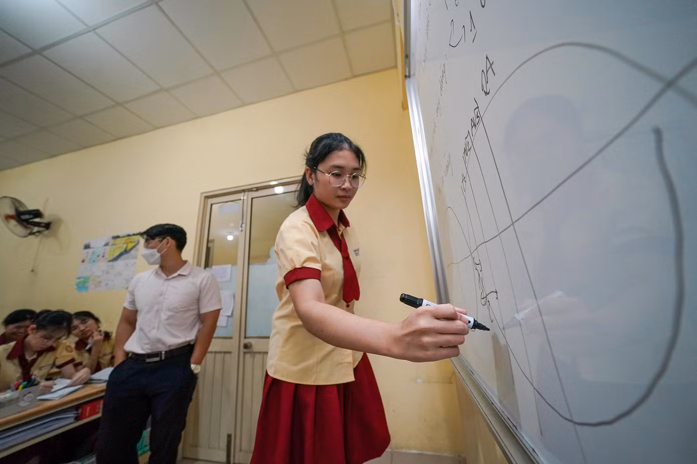 Rời xa gia đình từ năm lớp 10 để lên TPHCM học nội trú tại trường Thành Nhân, Diệu Linh, học sinh lớp 12A1 (quê ở Đồng Nai), cũng đã quen với môi trường học cũng như áp lực.