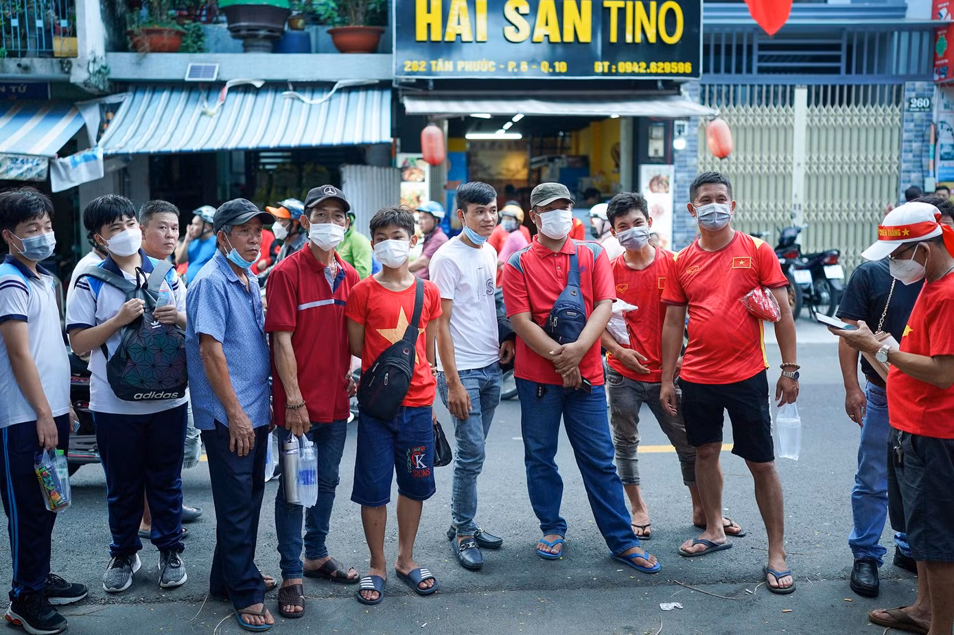 Nhiều CĐV tập trung phía đường Tân Phước, chờ vào khán đài C.