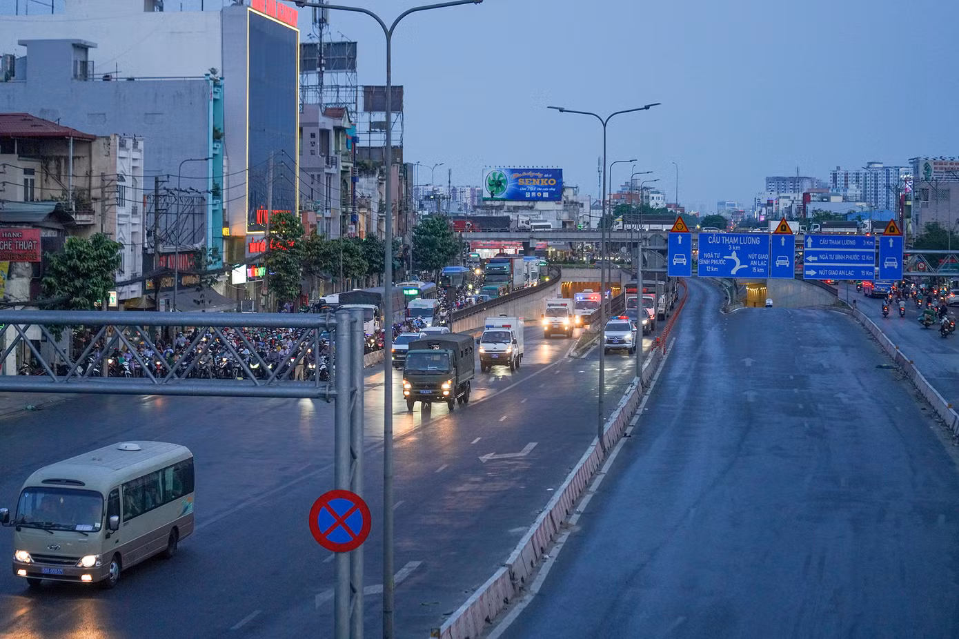 Các ngã đường, lối nhập làn đều được chốt chặn mỗi khi đoàn xe đi qua.