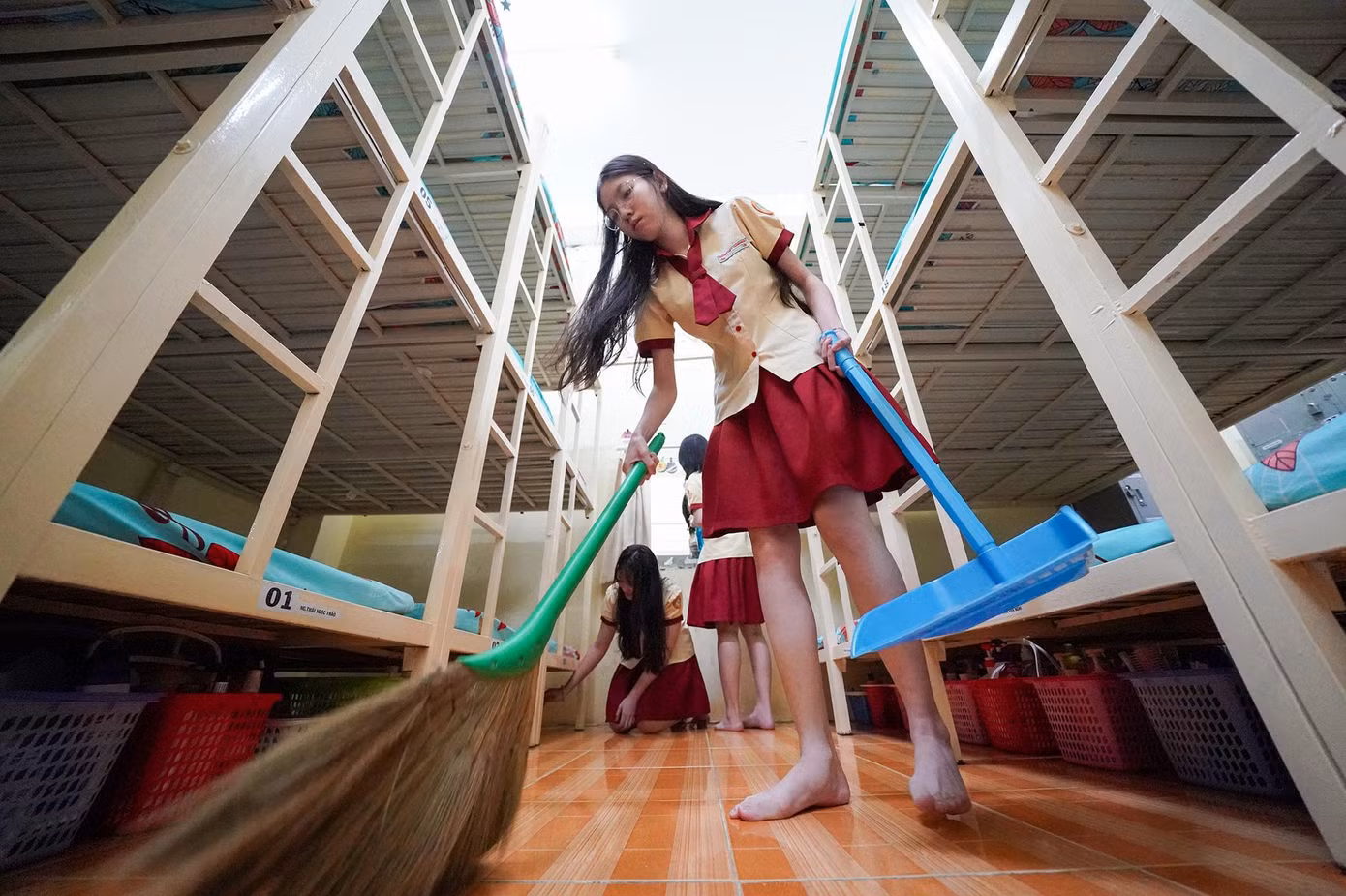 Thầy Nguyễn Văn Cường, Trưởng ban quản nhiệm nội trú trường THPT Thành Nhân cho hay, đa phần các em học sinh của trường đều ở nội trú nên khá thuận tiện cho việc ôn tập.