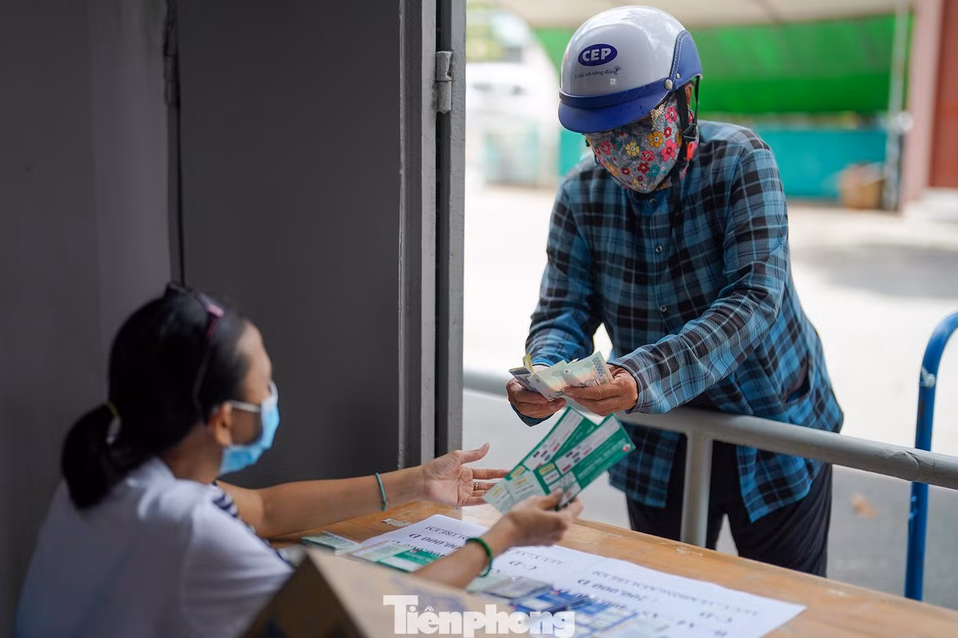 Bà Dương Thị Thanh Trúc cũng chạy xe từ Hóc Môn lên mua hai vé khán đài A cho cháu trai.