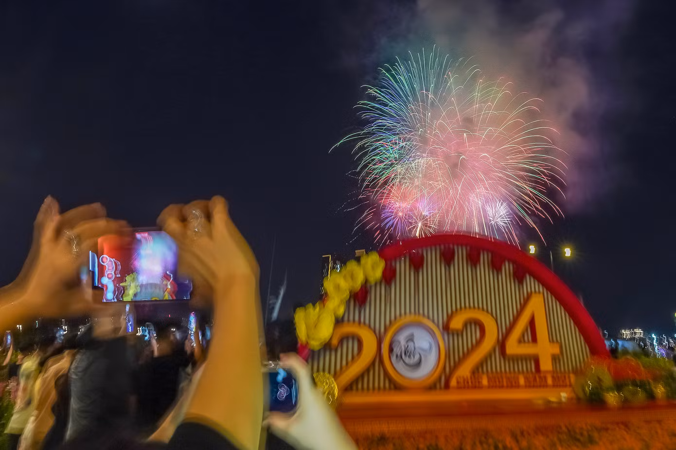 Đúng 0h, pháo hoa chào năm 2024 rực sáng bầu trời TPHCM.