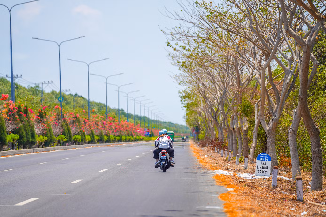 Trước khi có tuyến đường rộng 6 làn xe như hiện tại, con đường độc đạo xuyên rừng, hướng ra biển Cần Giờ chỉ là đường đất nhỏ hẹp, đủ cho một người, một phương tiện di chuyển qua. Đường Rừng Sác được nâng cấp lần đầu tiên vào năm 1985. Khi đó, tuyến đường đất sình lầy được chuyển thành đường cấp phối bằng sỏi và đá. Nhiều nhóm bạn trẻ nhà ở Quận 7, huyện Nhà Bè chọn con đường này để đạp xe, hóng gió... Trước khi có tuyến đường rộng 6 làn xe như hiện tại, con đường độc đạo xuyên rừng, hướng ra biển Cần Giờ chỉ là đường đất nhỏ hẹp, đủ cho một người, một phương tiện di chuyển qua. Đường Rừng Sác được nâng cấp lần đầu tiên vào năm 1985. Khi đó, tuyến đường đất sình lầy được chuyển thành đường cấp phối bằng sỏi và đá. Nhiều nhóm bạn trẻ nhà ở Quận 7, huyện Nhà Bè chọn con đường này để đạp xe, hóng gió...