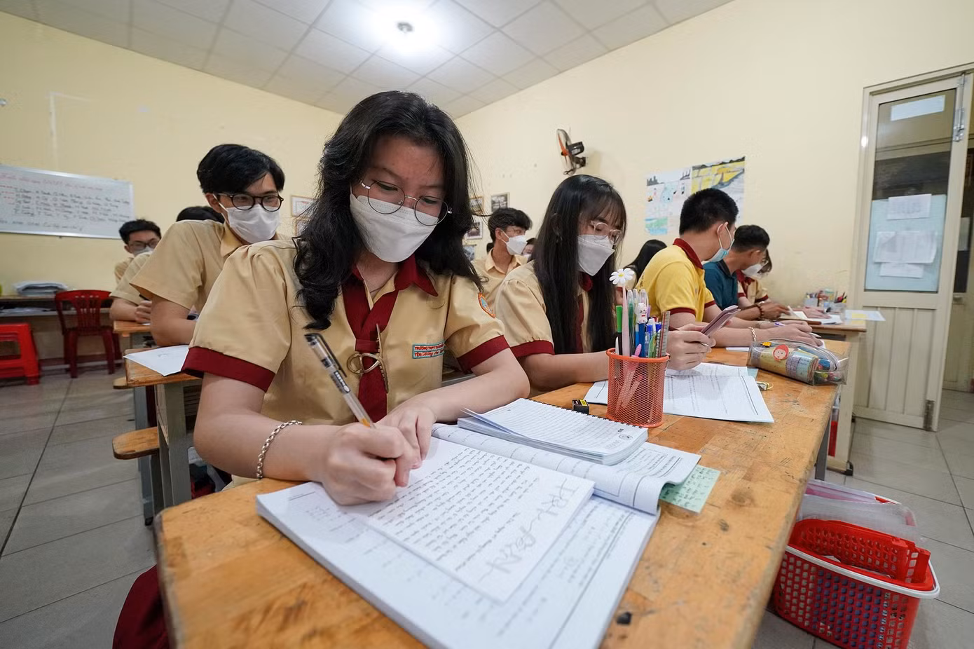 "Tập sách tụi em bỏ hết trên lớp: Lên lớp là để học, xuống căn tin để giải trí và ăn uống, về phòng chỉ nghỉ ngơi. Tụi em tập được tính kỷ luật như trong quân ngũ", thí sinh Hồng An chia sẻ.