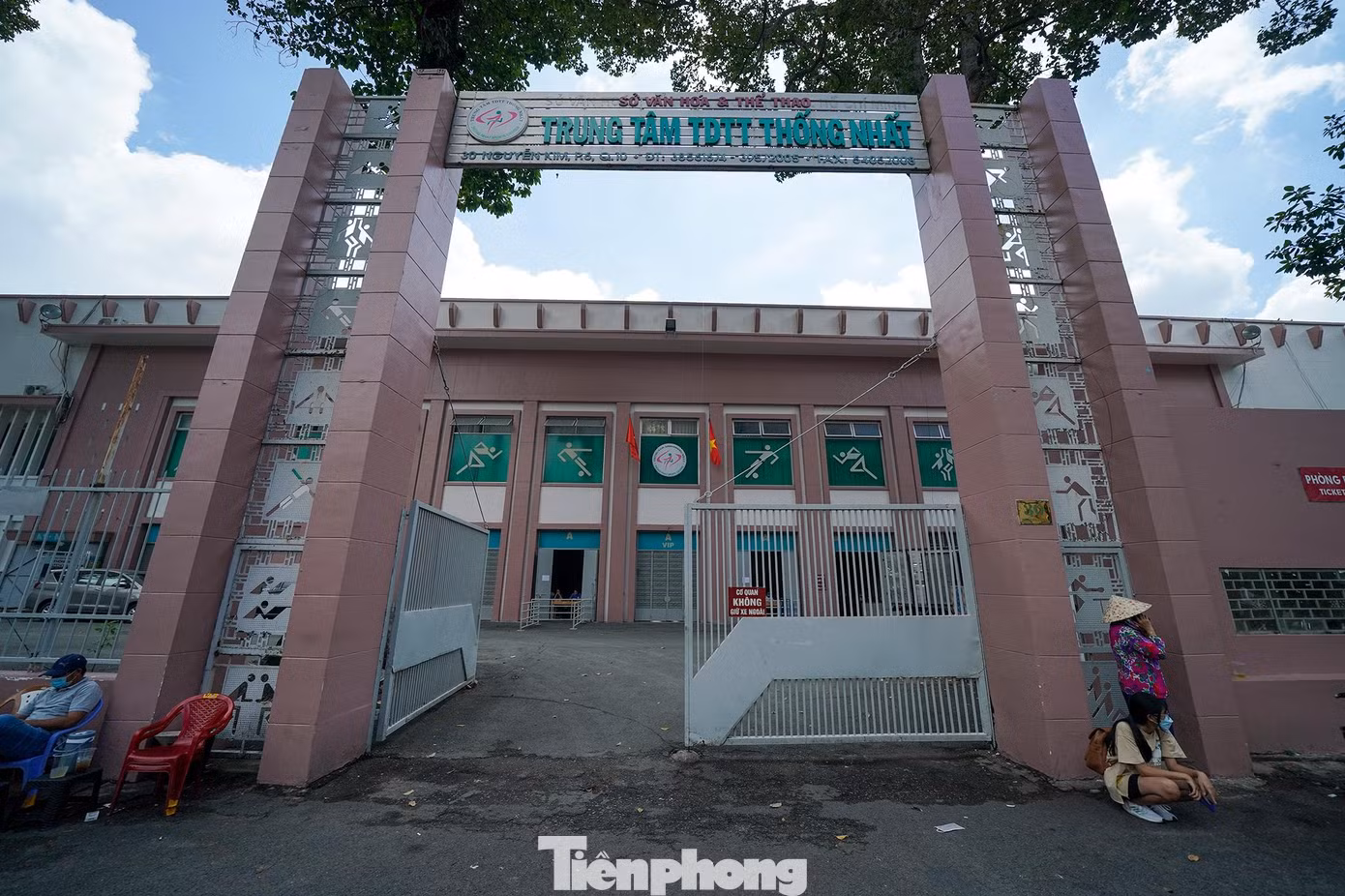 Sáng 17/9, sân vận động Thống Nhất mở bán vé trận Việt Nam-Singapore nhưng không có tình trạng xếp hàng dài hay chen lấn.Nguyên nhân được cho là do BTC bán vé cả trên hệ thống online.