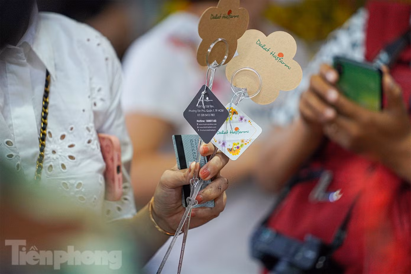 Với những chậu hoa có giá cao, khách hàng chọn mua phải lấy ngay cây niêm yết giá như một kiểu "đặt cọc". Với những chậu hoa có giá cao, khách hàng chọn mua phải lấy ngay cây niêm yết giá như một kiểu "đặt cọc".