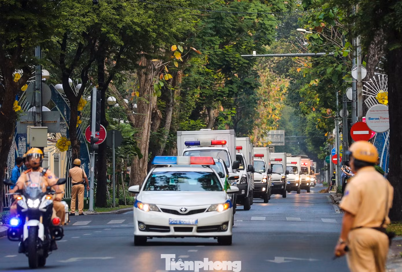 Lực lượng dẫn đoàn di chuyển trên đường Nam Kỳ Khởi Nghĩa, rẽ vào TAND TPHCM. (Ảnh: Duy Anh)