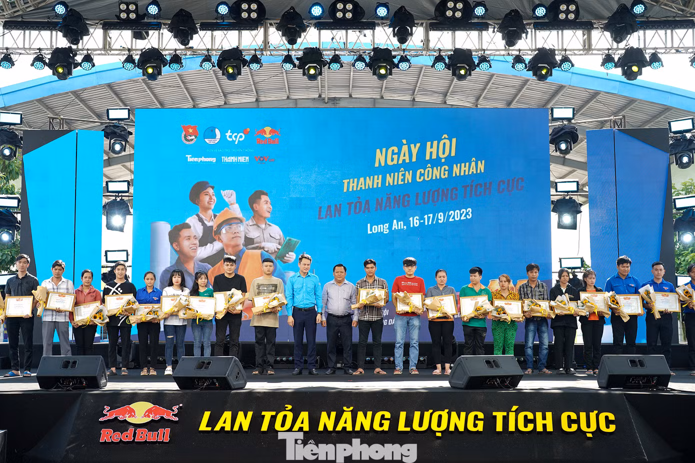 BTC trao phần thưởng, giấy khen cho 20 công nhân, đoàn viên có thành tích nổi bật tại địa phương.
