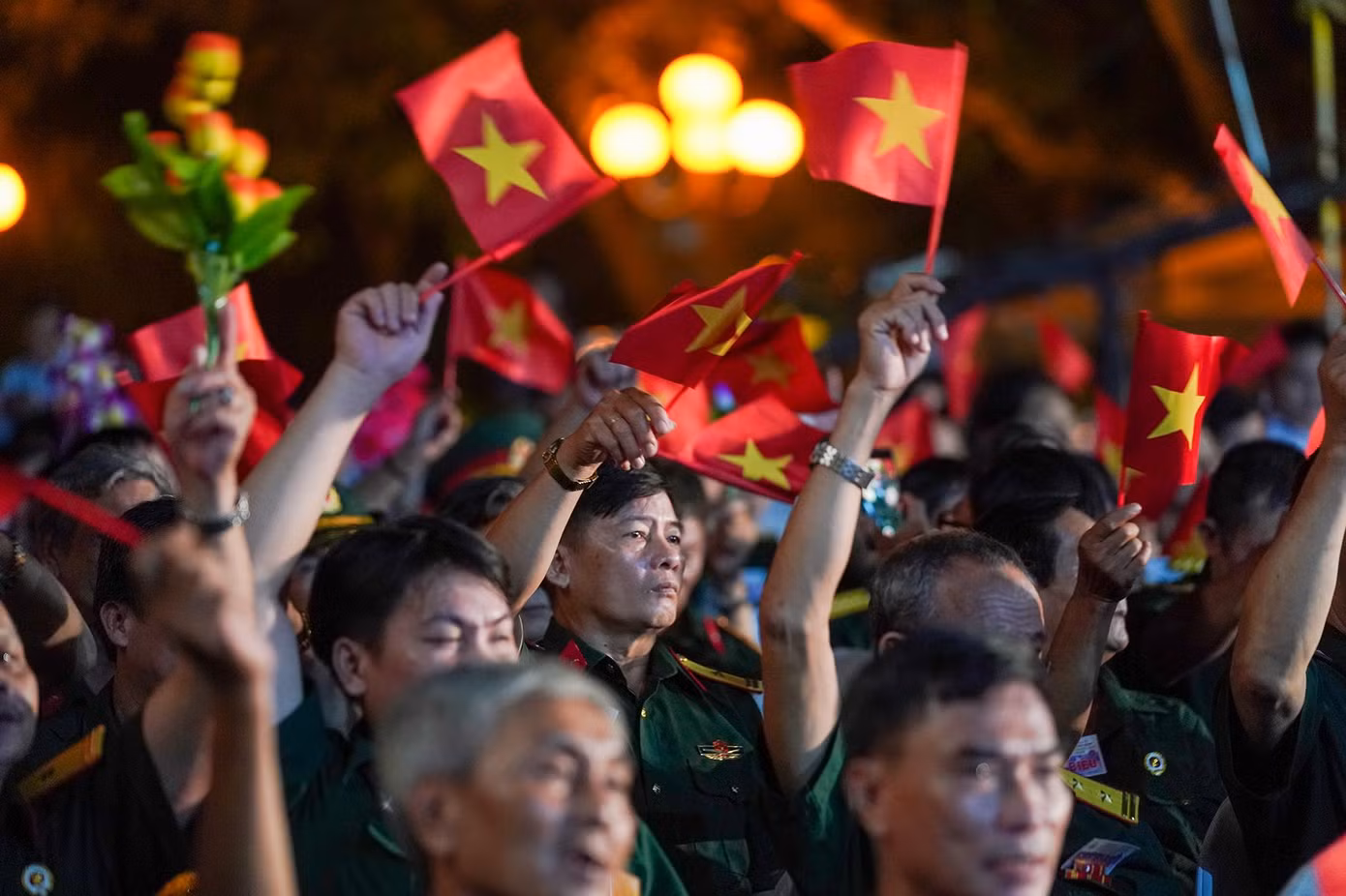 Cầu truyền hình “Khúc tráng ca hòa bình” tái hiện và khắc ghi những trang sử hào hùng của dân tộc, những người đã ngã xuống và hy sinh cho khát vọng hòa bình cháy bỏng của người Việt Nam trong suốt chiều dài lịch sử dân tộc. Cầu truyền hình “Khúc tráng ca hòa bình” tái hiện và khắc ghi những trang sử hào hùng của dân tộc, những người đã ngã xuống và hy sinh cho khát vọng hòa bình cháy bỏng của người Việt Nam trong suốt chiều dài lịch sử dân tộc.