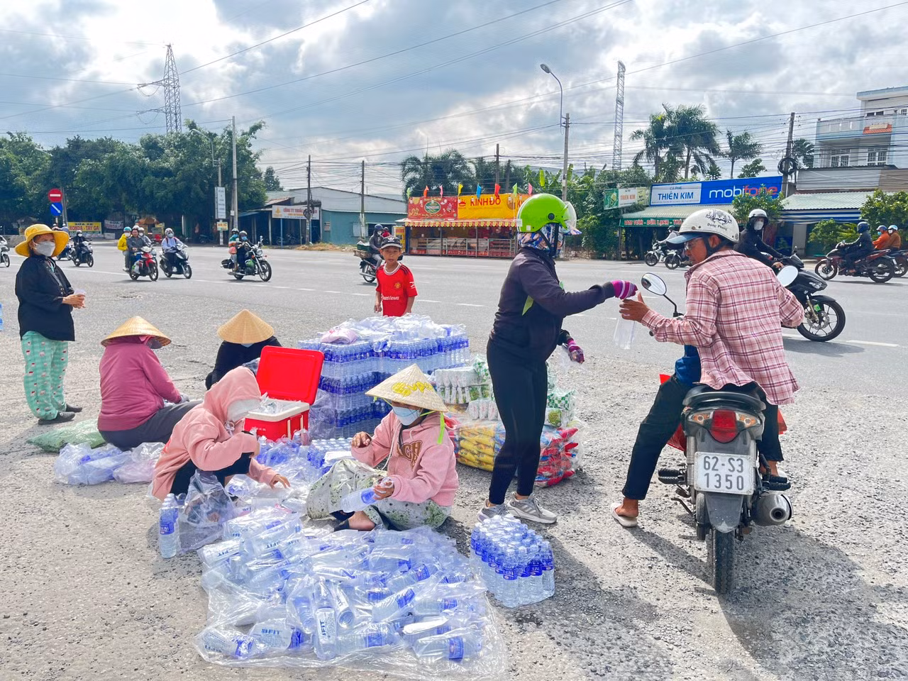 Nhóm thanh niên tình nguyện ra đường phát nước miễn phí.
