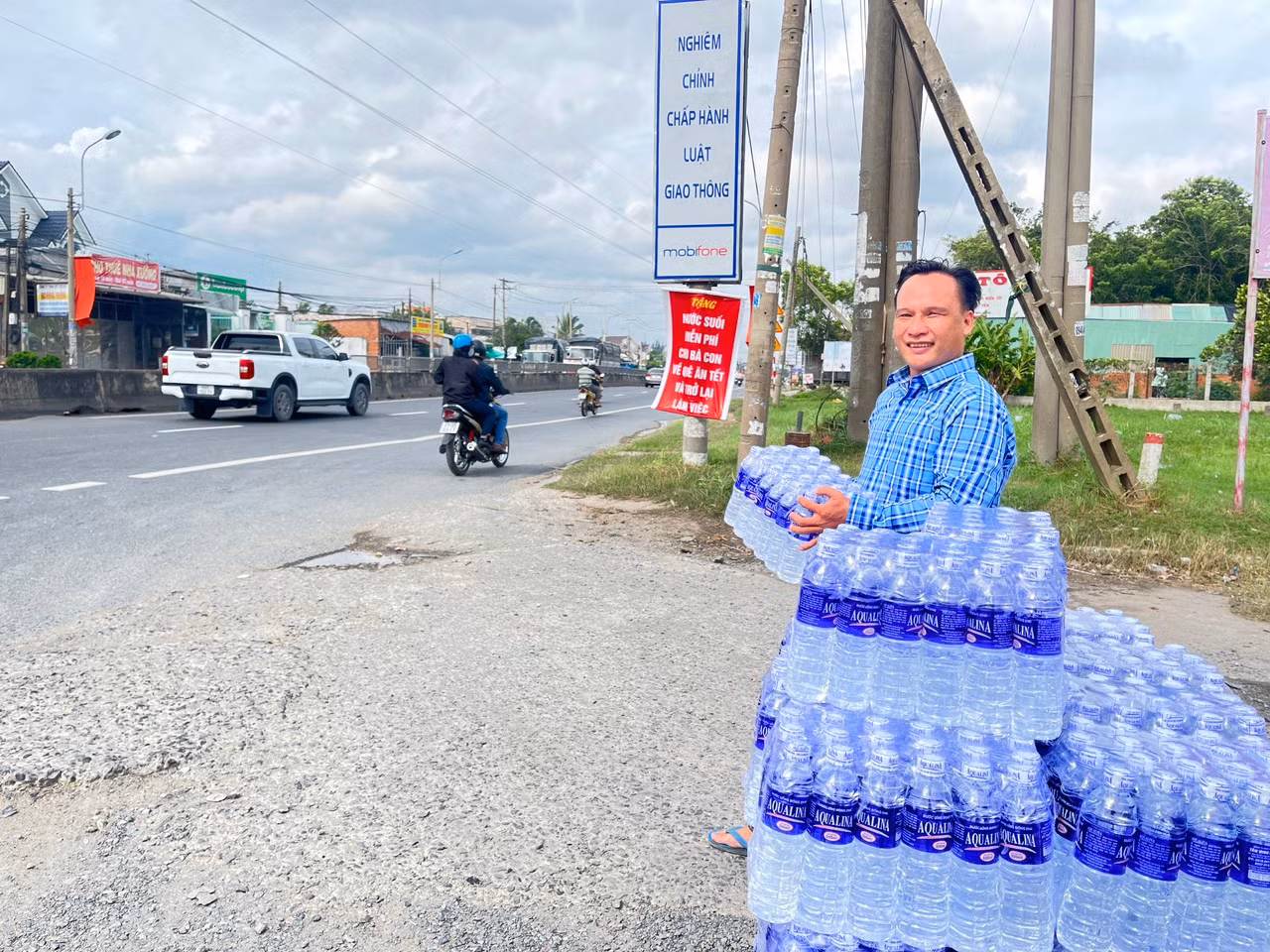 Hơn 1000 chai nước được các mạnh thường quân hỗ trợ.