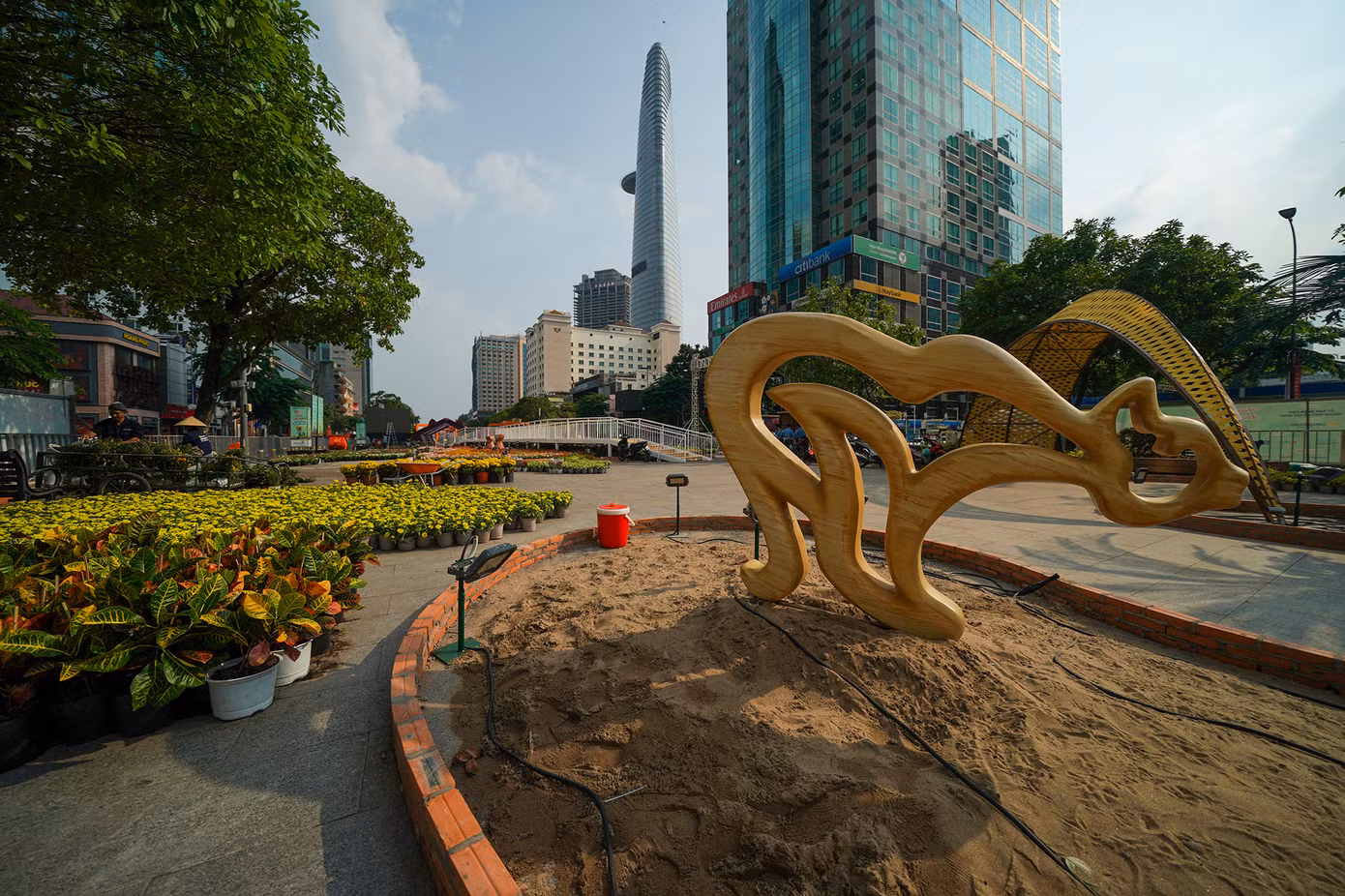 Dài hơn 600m, đường hoa Nguyễn Huệ Tết 2023 sử dụng nhiều chất liệu thân thiện với môi trường và có thể tái sử dụng như kim loại, xốp, mây, tre, nứa, gạch, vải, dây thun… cùng khoảng 88 loại hoa, 18 loại lá, gần 106.000 chậu, giỏ hoa các loại, hơn 300m2...