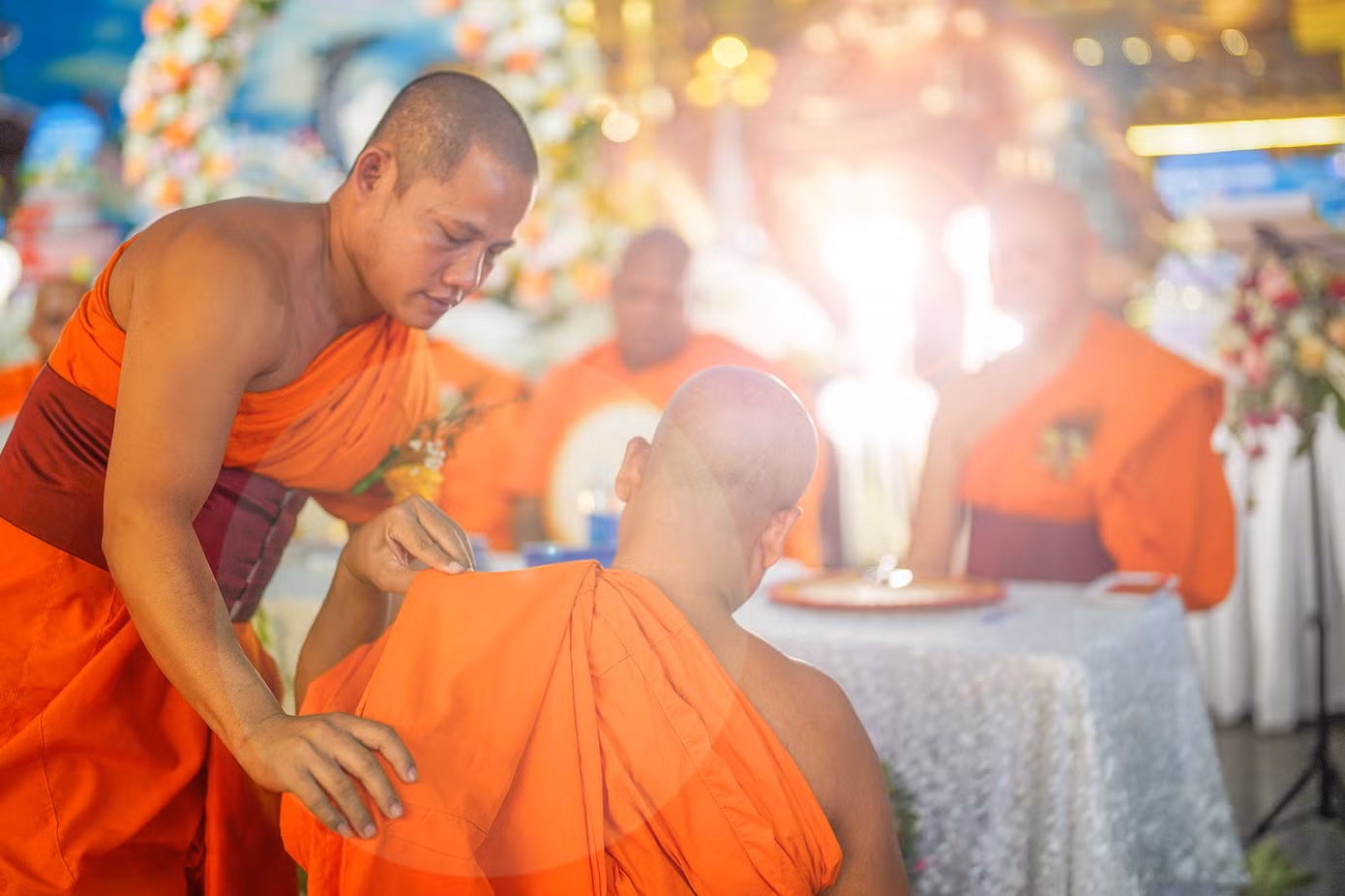 "Sau ba tháng an cư, một vị sư tu tập được nhiều thành quả nhất, được chọn để nhận y từ Phật tử. Thực hành lễ thọ y, vị tăng được chọn sẽ trải qua nhiều nghi thức và viết lên y bài chú nguyện. Sau đó, các vị cao tăng sẽ ban phúc lành cho Phật tử", đại diện BTC chia sẻ.