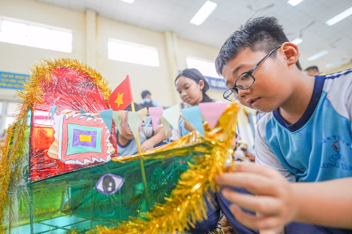 Nhóm các bé của Trường tiểu học Long Thạnh với chiếc đèn lồng hình chiếc thuyền Nghinh Ông. Nhóm các bé của Trường tiểu học Long Thạnh với chiếc đèn lồng hình chiếc thuyền Nghinh Ông.