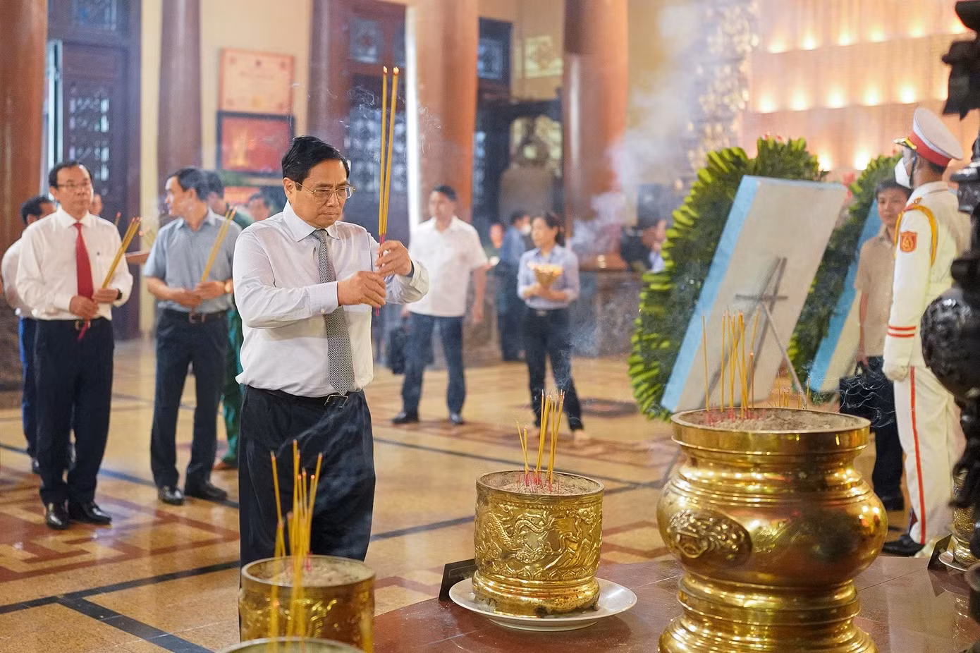 Thủ tướng Chính phủ Phạm Minh Chính đến đặt vòng hoa và dâng hương tưởng niệm các Anh hùng liệt sĩ tại Đền Tưởng niệm liệt sĩ Bến Dược. Thủ tướng Chính phủ Phạm Minh Chính đến đặt vòng hoa và dâng hương tưởng niệm các Anh hùng liệt sĩ tại Đền Tưởng niệm liệt sĩ Bến Dược.
