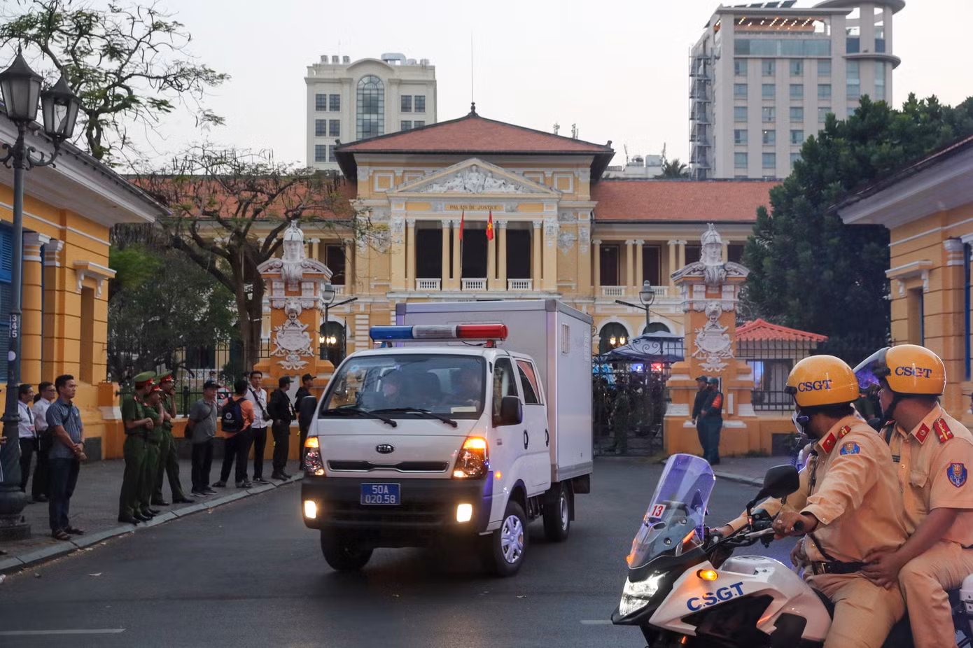 Phiên toà thường kết thúc sau 17h. Mọi công tác chuẩn bị hoàn tất, lực lượng dẫn giải rời toà tầm 18h. Phiên toà dự kiến kéo dài 2 tháng. (Ảnh: Duy Anh)