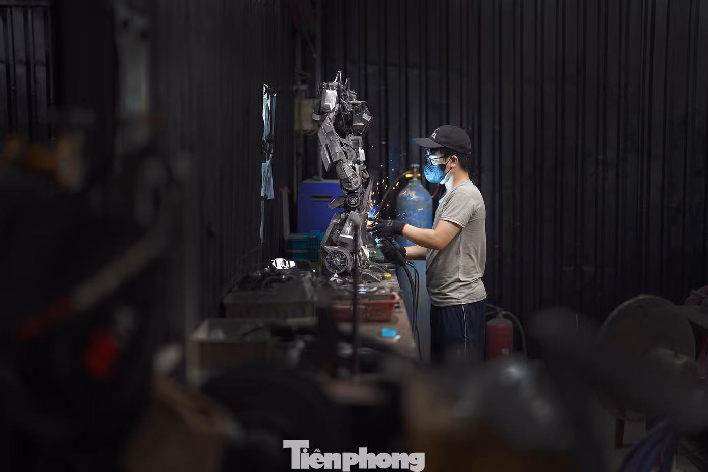 "Cách đây 4-5 năm, tôi đã nhen nhóm một ý tưởng phá cách dành cho các linh kiện ô tô, xe máy…Theo thời gian tích luỹ kinh nghiệm, các sản phẩm của xưởng hiện đã khá hoàn thiện về mặt kỹ thuật cũng như mỹ thuật. Hiện tại, công việc chế tác được hỗ trợ nhiều từ công nghệ nhưng cơ bản vẫn giữ tính thủ công làm chủ đạo cho cái hồn của từng sản phẩm", anh Tuấn Anh chia sẻ.