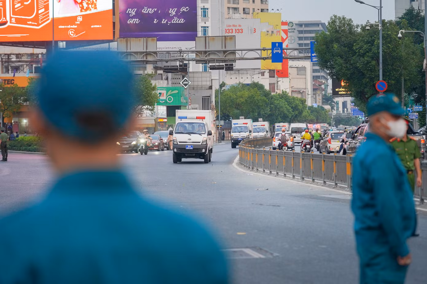Cuối buổi xét xử, đoàn xe di chuyển qua mũi tàu sân vận động Quân khu 7, hướng về trại giam tại huyện Củ Chi. Bên cạnh lực lượng dẫn giải, lực lượng an ninh địa bàn đoàn xe đi qua cũng tham gia đảm bảo trật tự.