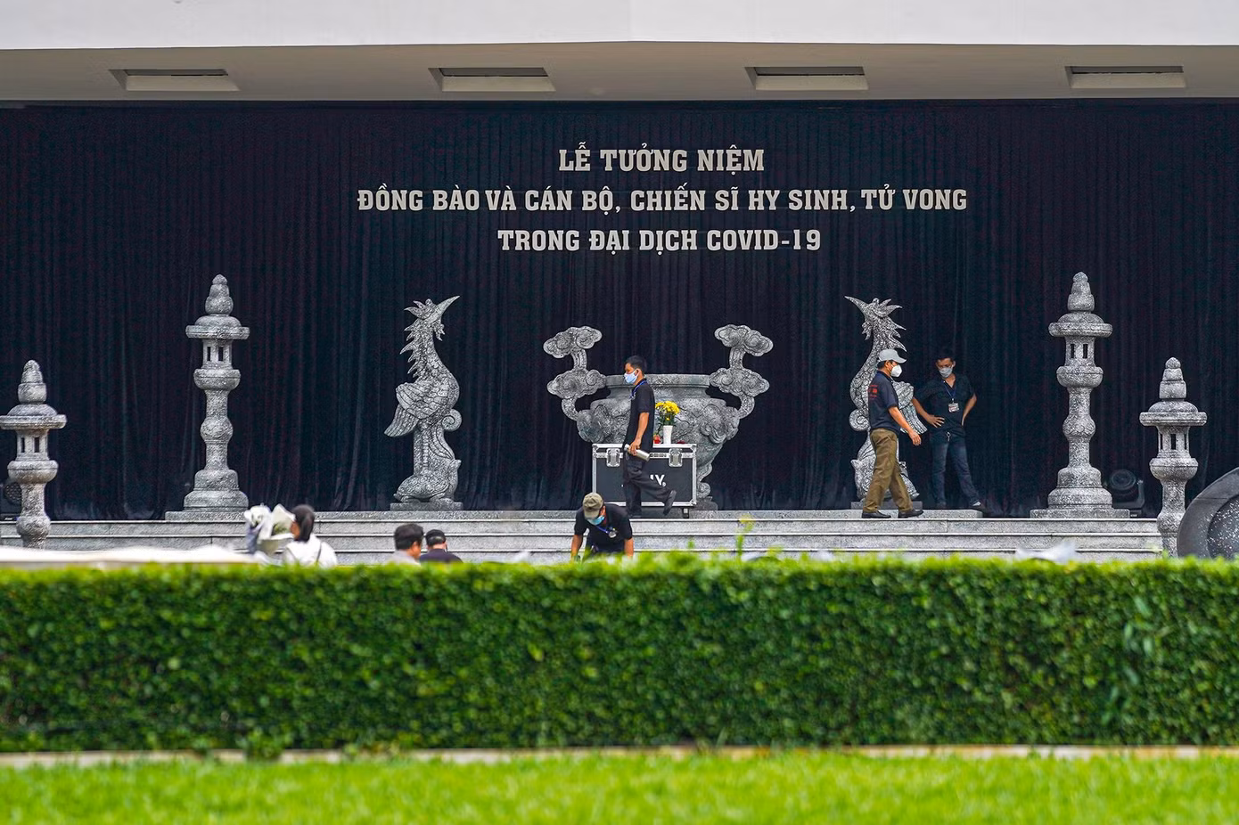 Sân khấu chính của buổi lễ được đang dần hình thành.