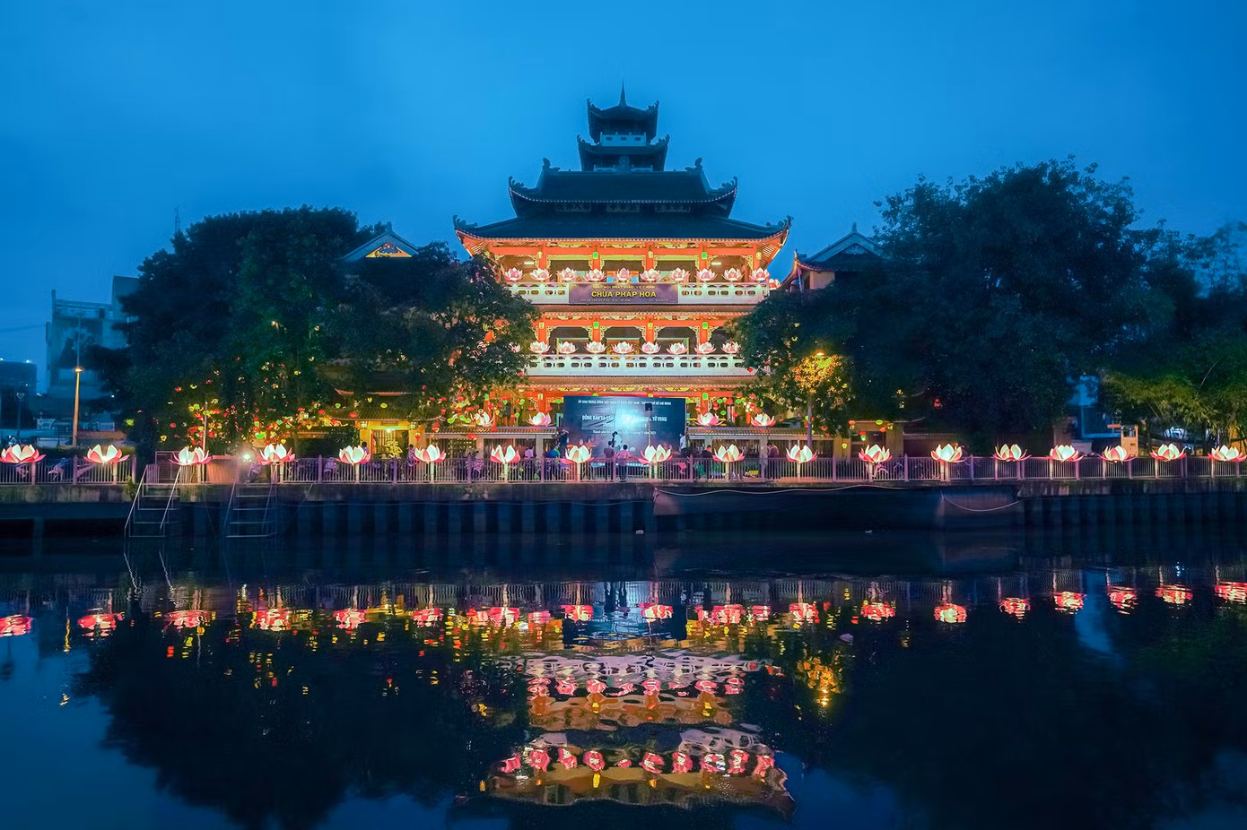 Tại điểm cầu chùa Pháp Hoa, sân khấu, phông nền đã được dựng lên. Theo tinh thần kêu gọi của lãnh đạo thành phố, các cơ sở tôn giáo trên địa bàn tùy theo tình hình thực tế mà tổ chức buổi lễ phù hợp và cùng đánh chuông tưởng niệm.