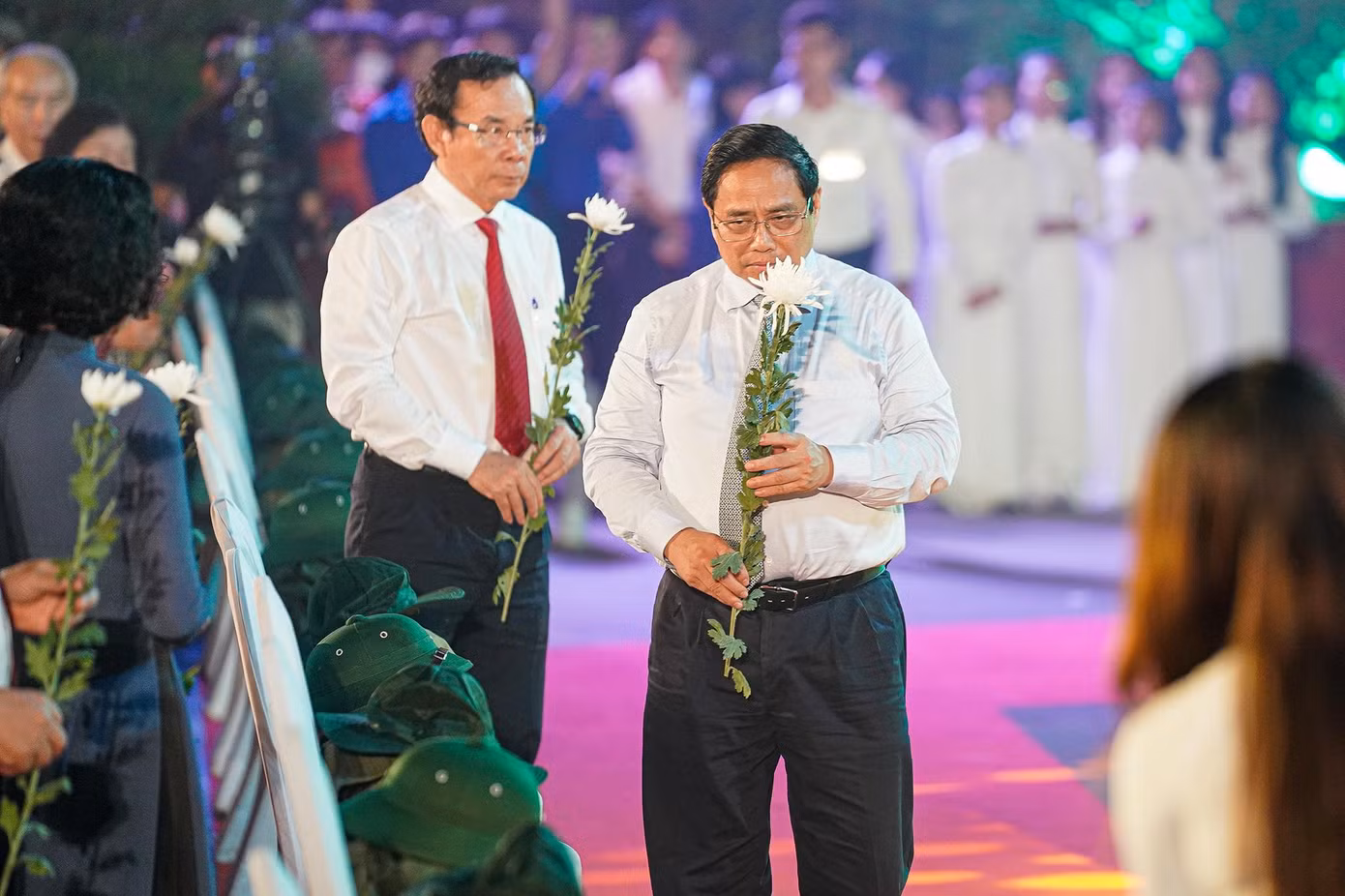 Thủ tướng Phạm Minh Chính và các đại biểu tưởng niệm các Anh hùng liệt sĩ. Thủ tướng Phạm Minh Chính và các đại biểu tưởng niệm các Anh hùng liệt sĩ.