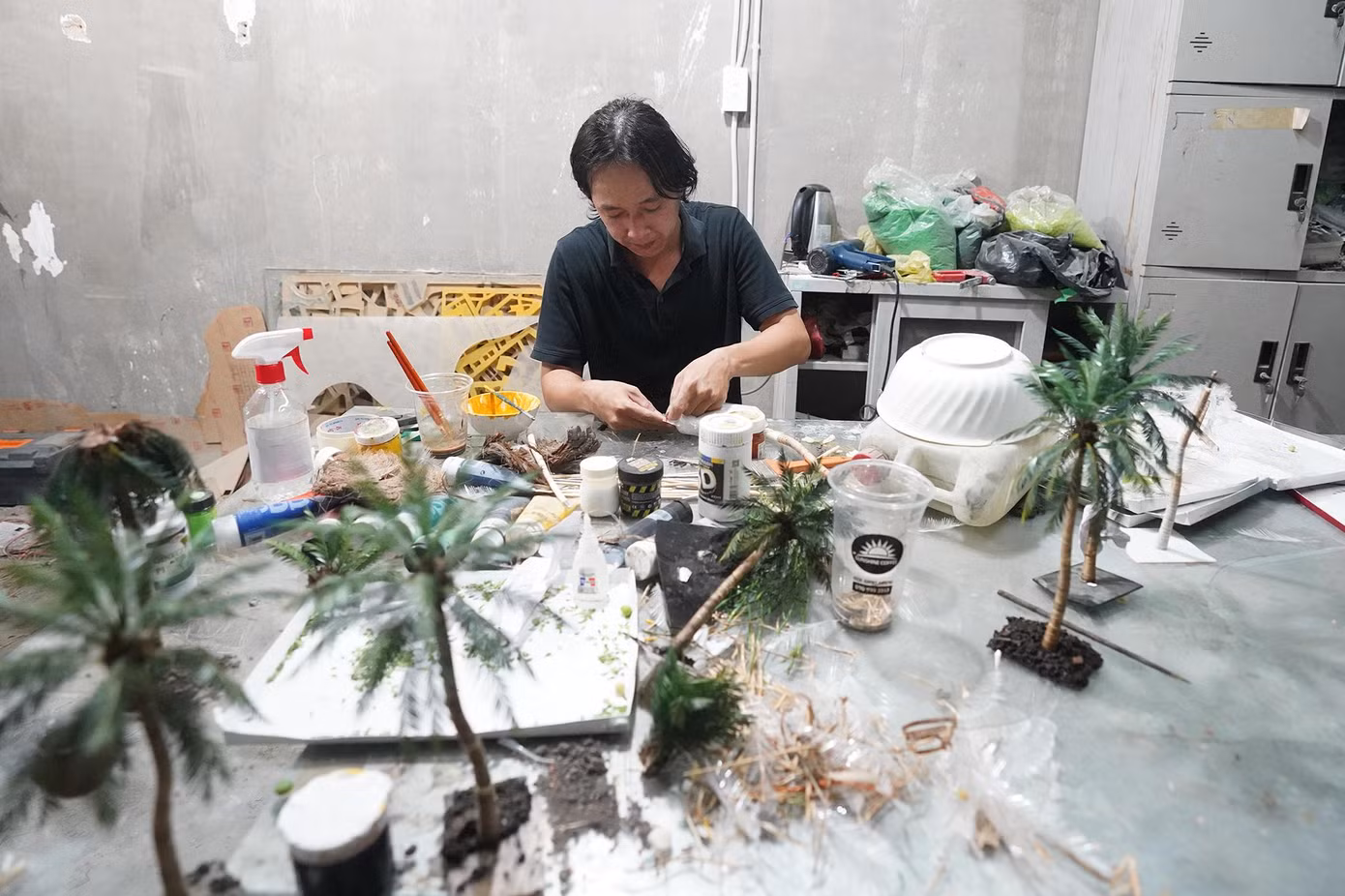 Anh Lê Mỹ Dặm sinh ra và lớn lên ở miền quê Đức Thắng (huyện Mộ Đức, tỉnh Quảng Ngãi). Tốt nghiệp ngành xây dựng tại một trường Cao đẳng tại Đà Nẵng, nhưng vì hoàn cảnh khó khăn và việc làm không ổn định nên anh rời quê vào TPHCM sinh sống và lập nghiệp hơn 7 năm nay. Hiện tại anh đang theo một số người quen làm phụ hồ. Những lúc rảnh rỗi, anh Dặm theo đuổi đam mê làm cây giả.