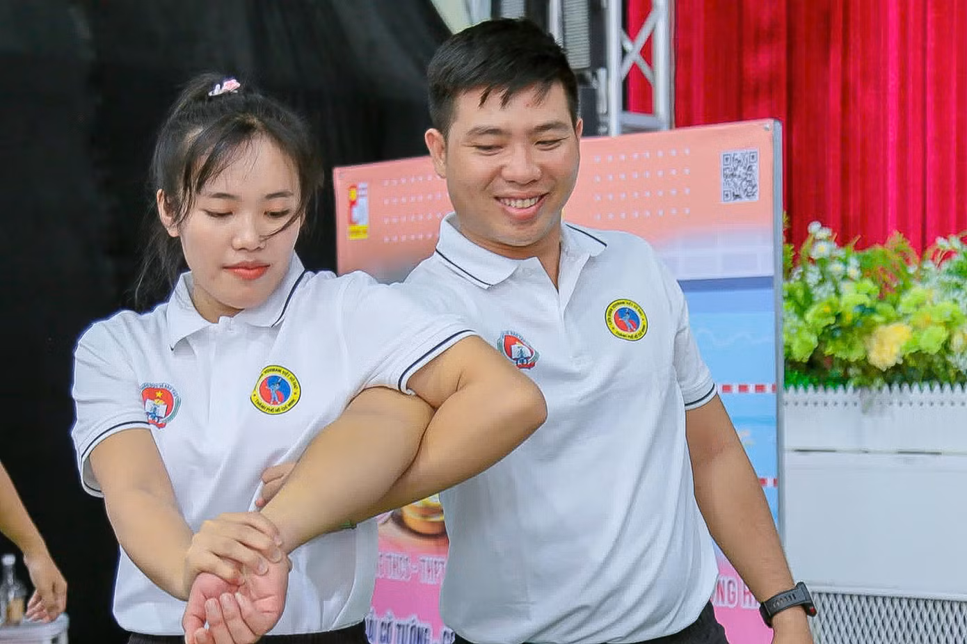 Một cô giáo tiểu học thực hiện thành thục đòn khoá tay trong tình huống bị kẻ quấy rối tấn công.