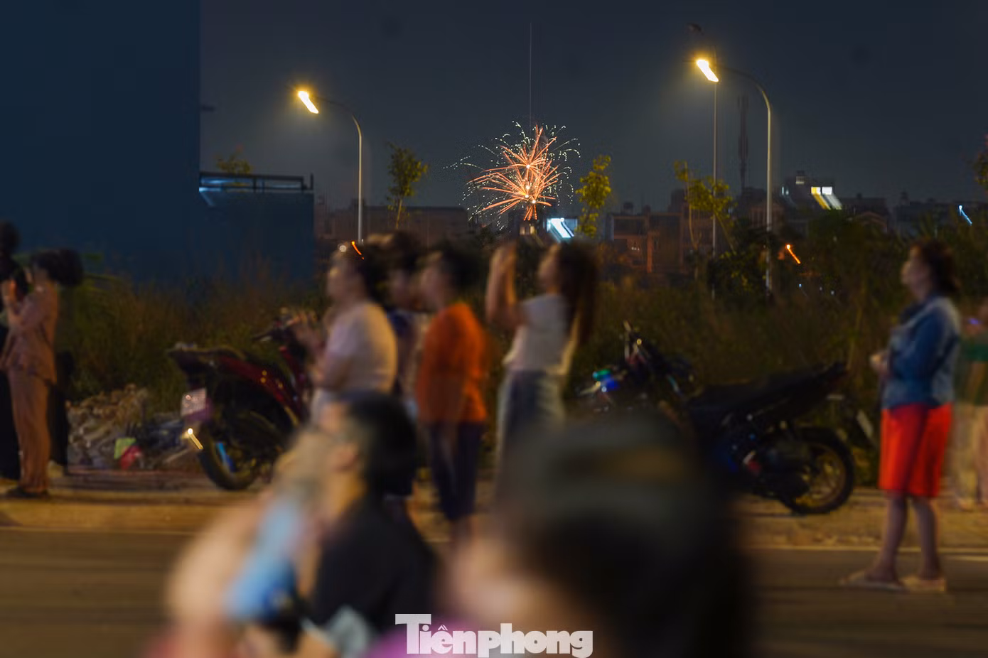 Việc người dân xung quanh công viên hoà nhịp pháo hoa cùng với thành phố tạo nên cảnh tượng vô cùng bắt mắt. Việc người dân xung quanh công viên hoà nhịp pháo hoa cùng với thành phố tạo nên cảnh tượng vô cùng bắt mắt.