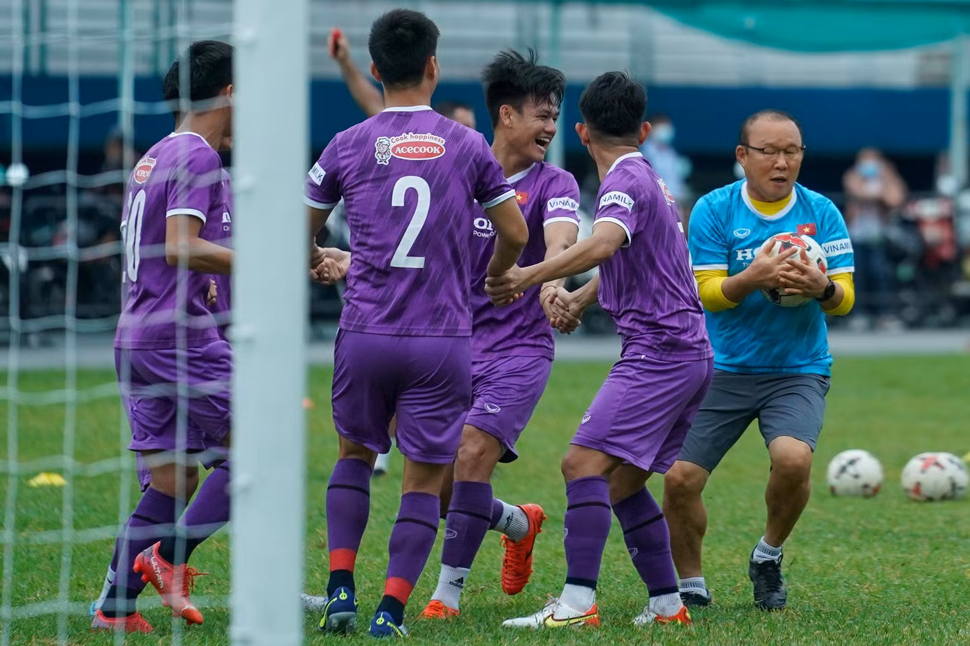 Nhóm của Tấn Tài chơi "gian lận" bị thầy Park tịch thu bóng, phạt chống đẩy.
