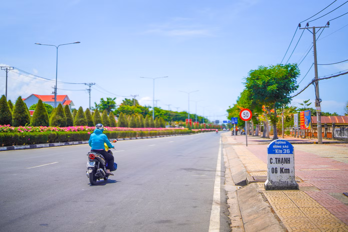 Trong tương lai, để phục vụ quá trình phát triển trở thành một thành phố du lịch sinh thái chất lượng cao tầm quốc tế, huyện Cần Giờ được định hướng hình thành nhiều công trình, dự án lớn như Khu đô thị lấn biển Cần Giờ, cầu thay cho phà Bình Khánh, Cảng trung chuyển container quốc tế... Trong tương lai, để phục vụ quá trình phát triển trở thành một thành phố du lịch sinh thái chất lượng cao tầm quốc tế, huyện Cần Giờ được định hướng hình thành nhiều công trình, dự án lớn như Khu đô thị lấn biển Cần Giờ, cầu thay cho phà Bình Khánh, Cảng trung chuyển container quốc tế...