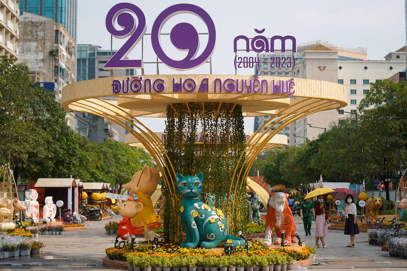 Năm nay cũng là dịp đường hoa Nguyễn Huệ tròn 20 năm tuổi. Kỷ niệm 20 năm đường hoa, trên diện tích hơn 240 m2 sau lưng cổng chào là đại cảnh Vùng ký ức. Tại đây toàn bộ mô hình 20 linh vật đã từng xuất hiện tại vị trí cổng chào thể hiện ở mức tương đồng đến 80% so với nguyên bản năm xưa, với kích thước nhỏ hơn. Qua 20 năm Đường hoa, tổng cộng có 8 linh vật đã đến, đã đi và quay trở lại gồm các linh vật: Thân, Dậu, Tuất, Hợi, Tý, Sửu, Dần và Mão. Các linh vật tại đại cảnh “Vùng ký ức” được thể hiện ở mức tương đồng đến 80% so với nguyên bản năm xưa.